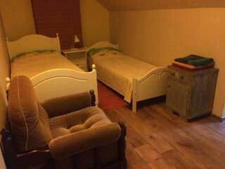 Отели типа «постель и завтрак» Kuldkaru Manor Valaste Двухместный номер с 2 отдельными кроватями и общей ванной комнатой-2